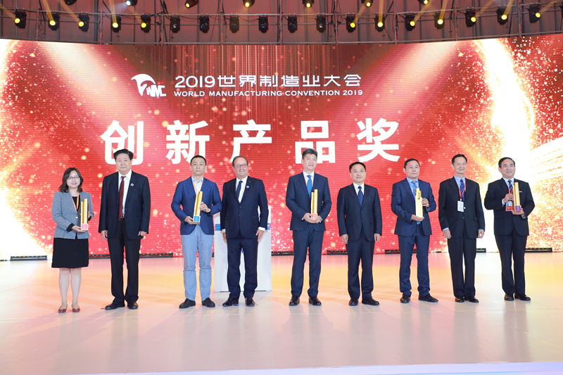 陜鼓集團(tuán)黨委書記、董事長(zhǎng)李宏安（右一）代表企業(yè)領(lǐng)取了創(chuàng)新產(chǎn)品金獎(jiǎng)_副本.jpg